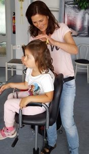 Friseurin bei der Arbeit